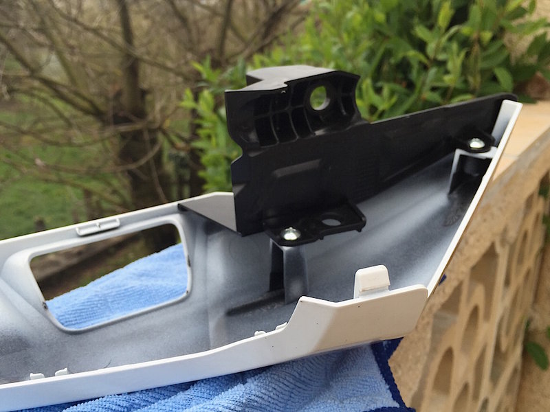 cache latéral AG - zoom clips 1.JPG